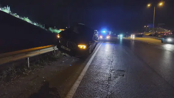 Antalya'da kaza paniği! Bariyerlere asılı kalan araç görenleri şaşırttı