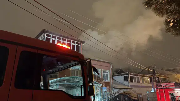 Melikgazi’de çatıdan yükselen dumanlar mahalleliyi sokağa döktü!
