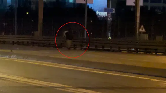 Trafikte ölüm oyunu… Beylikdüzü-Avcılar E-5’te yürüyen adam faciaya davetiye çıkardı!