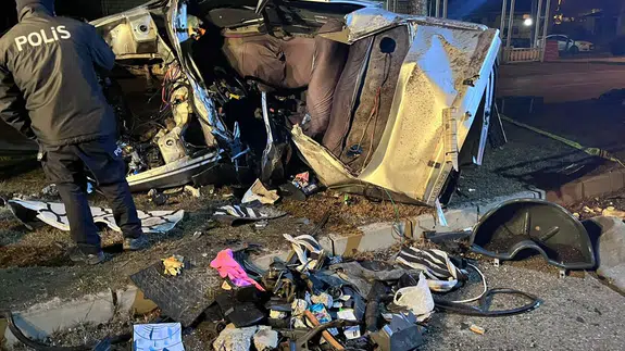 Kastamonu’da yürek yakan kaza! Elektrik direği ve ağaçlara çarpan otomobil can aldı