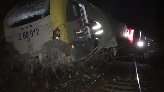 Toprak kayması rayları vurdu! 145 yolcu ölümden döndü...