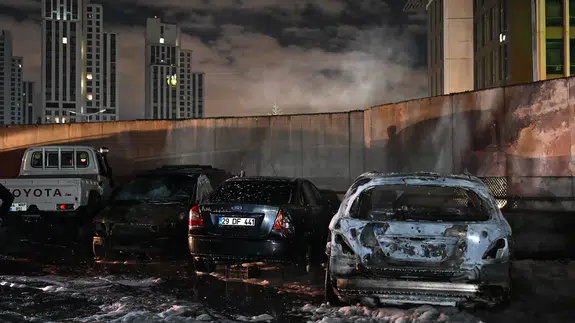 Sarıyer’de geceyi aydınlatan yangın! 5 otomobil hurdaya döndü