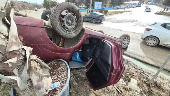 Ölümle burun buruna geldiler! Araç takla attı, aile sağ çıktı