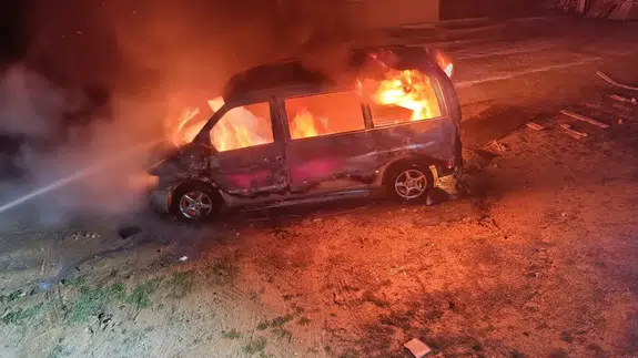 Seyir halindeyken alev topuna döndü! Geride sadece metal yığını kaldı...