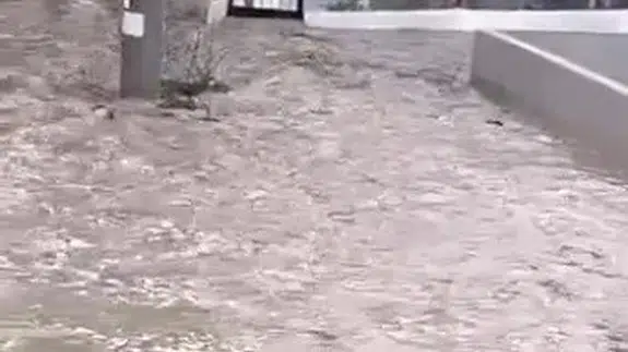 Sağanak yağış İzmir’i vurdu: Menderes’te sokaklar göle döndü!
