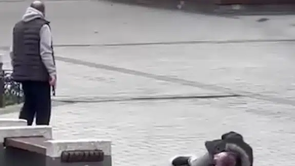 Mısır Çarşısı’nda dehşet anları... Silahla vurdu, başında bekledi!