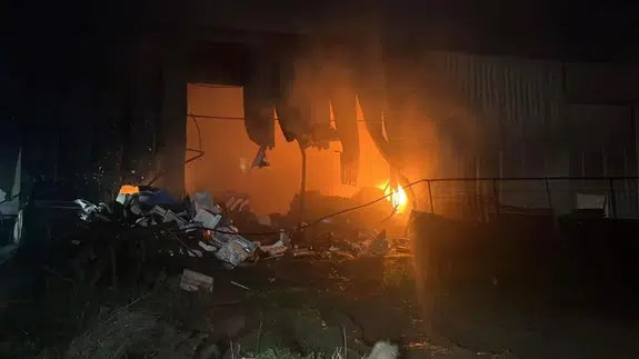 Alevler gökyüzünü kapladı...Alanya’da depo alevlere teslim oldu!