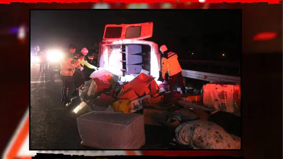 Sakarya’da korkunç kaza...Minibüs yan yattı!