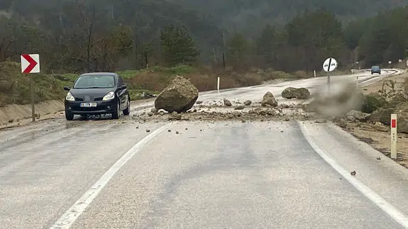 Bolu’da facia öncesi anlar! Dağdan kopan kayalar yola düştü