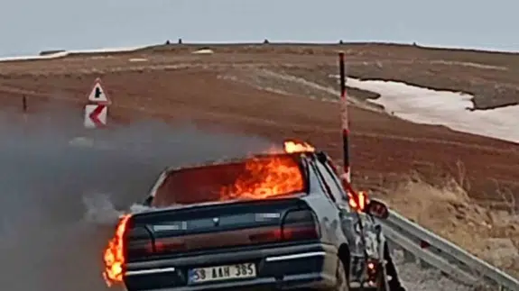 Sivas’ta seyir halindeki araç bir anda alev topuna döndü! Rüzgar alevleri besledi, gökyüzü siyaha büründü...