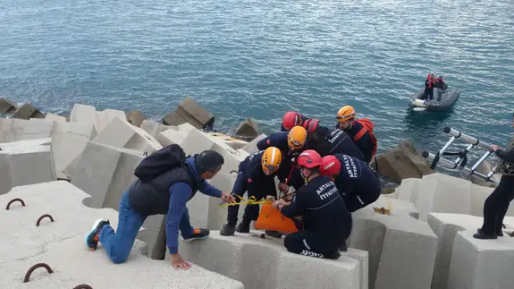 Balık avı felakete döndü! Mendirekte kaydı, beton arasına sıkıştı