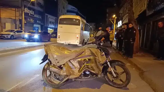 İki motosiklet çarpıştı, hamile yolcu yola savruldu! Feci kaza kamerada