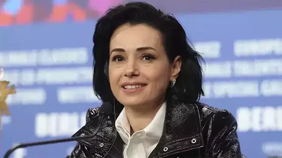 Berlin’de O An Herkes Dondu! Özgü Namal’ın Türkiye Çıkışı Alkış Kıyamet Kopardı