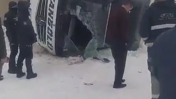 Ağrı'da yoğun buzlanma facia getirdi! Yolcu otobüsü devrildi, bölgede can pazarı