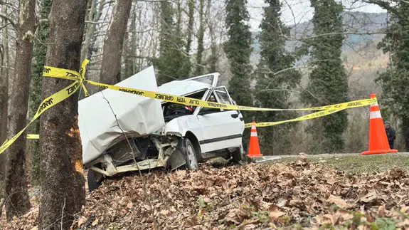 Kontrolden çıkan araç ağaca saplandı! Acı haber geldi