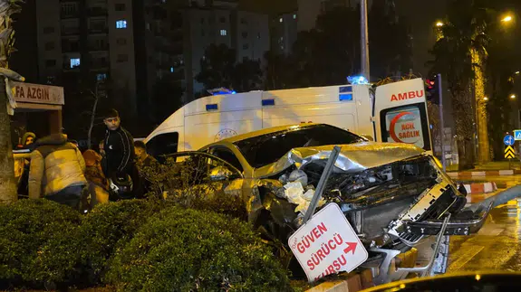 Adana trafiğinde feci anlar! Minibüs ile otomobil çarpıştı, otomobil hurdaya döndü