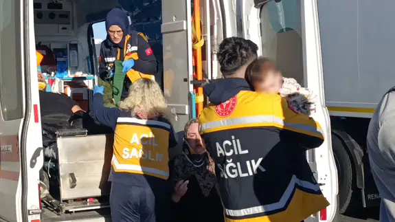 Trafik felaketi, masum bebek ve kahraman sağlıkçı! Minik gözler, büyük sarsıntıya direndi