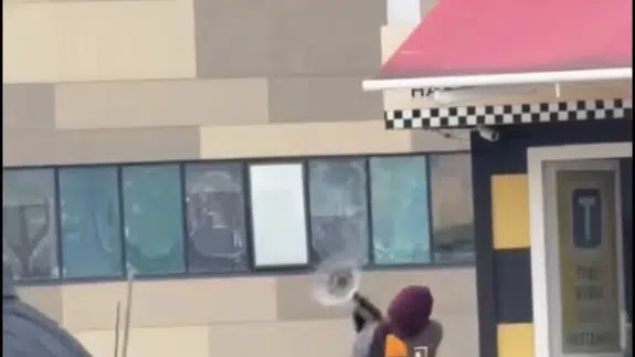 Taksi bulamayınca çılgına döndü! Durağı harabeye çevirdi