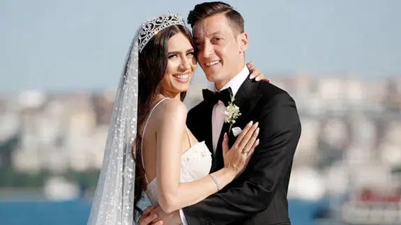 Amine Gülşe’den kızlarıyla samimi paylaşım! Üçüncü bebek öncesi aile pozu