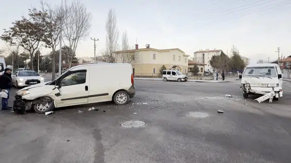 Kavşakta büyük çarpışma! Aksaray’da araçlar hurdaya döndü