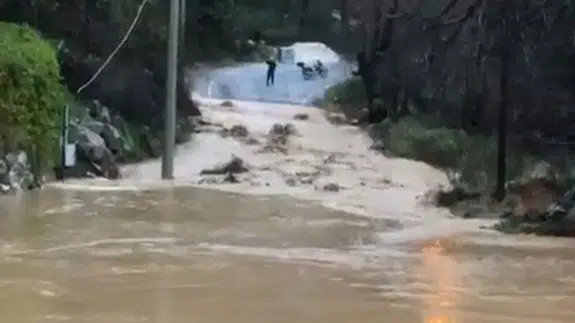 Alanya’da sel tehlikesi! Araçlar çamura saplandı