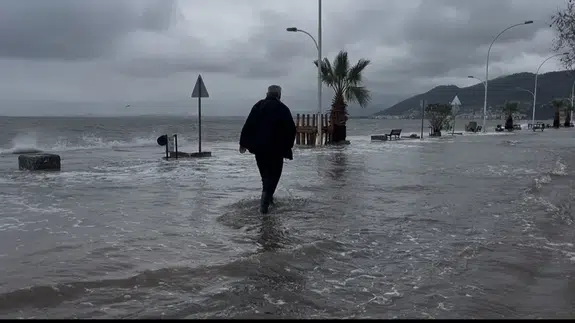 Gemlik’te deniz taştı, sahil yolu sular altında kaldı!