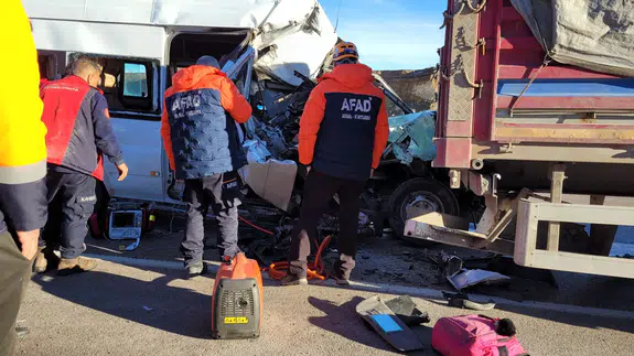 Okul yolunda can pazarı! Öğrencileri taşıyan araç tıra çarptı