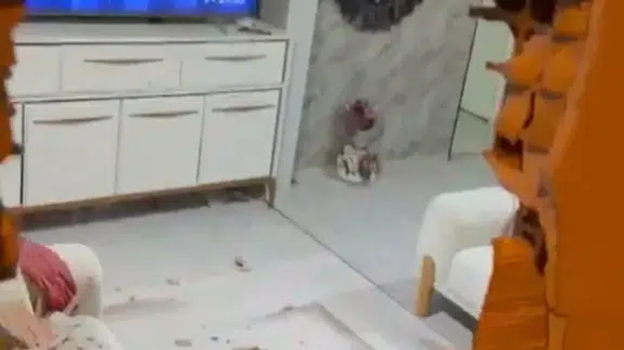 Geri manevra faciaya dönüştü! Kamyonet duvarı yıktı, evde korku dolu anlar