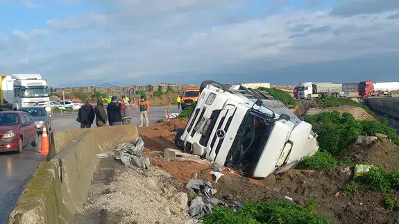 Manisa'da ölüm kıl payı teğet geçti... Kamyon devrildi, yürekler ağza geldi!