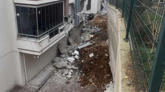 Duvar yıkıldı, araçlar gömüldü... Gaziantep’te betonla gelen korku!
