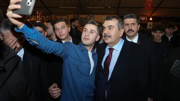 Bakan Tekin’den Erzurum’da gençlere sürpriz ziyaret