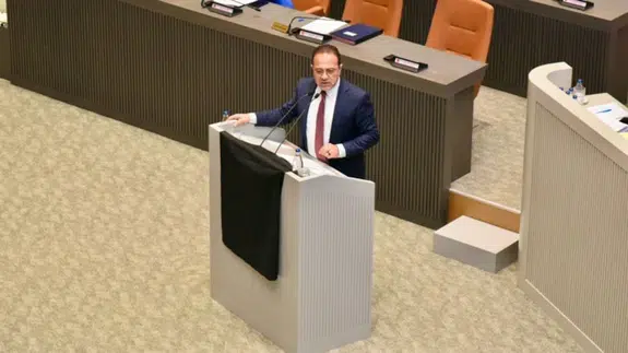 KKTC’de fiber optik tasarısı görüşülürken kürsüde siyah örtü eylemi