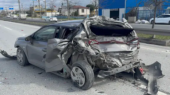 Kamyon, otomobile arkadan çarptı! Araç adeta preslendi