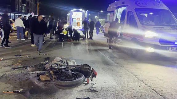 Metrelerce savruldu! Aksaray trafiğinde feci kaza