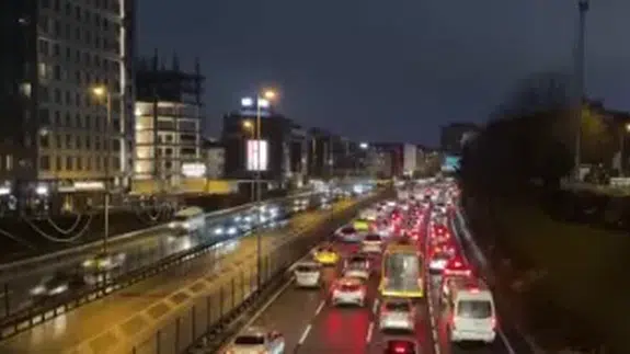 Okullar açıldı, İstanbul trafiği kilitlendi: Yoğunluk yüzde 74’e dayandı
