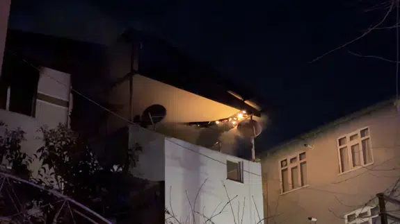 Samsun’da korku dolu anlar! Yangına müdahale etmek istedi, canından oluyordu