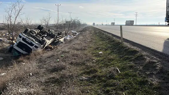 Sabah saatlerinde Konya’da trafik felaketi! Kontrolden çıkan tır, şarampolde durabildi