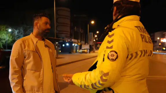 Denizli’de gece gerilimi! Alkollü sürücü aracını polislerin üzerine sürdü