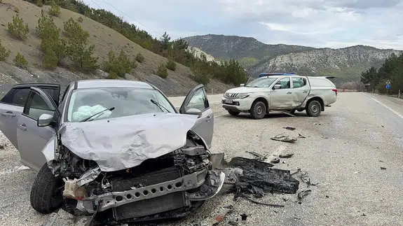 Kastamonu'da otomobil ile pikap çarpıştı! Hastaneye kaldırılan isim dikkat çekti