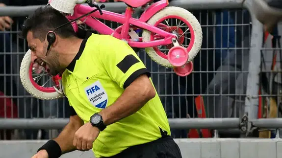 Gol Sevinci Kabusa Döndü! Sahaya Atılan Cisim Herkesi Şoke Etti