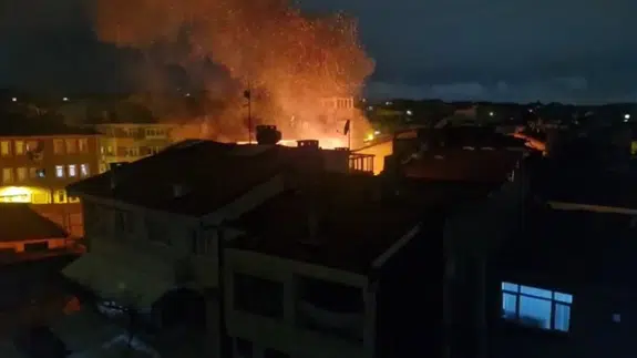 Fatih’te Geceyi Alevler Aydınlattı! Sirenler Susmadı, Mahalle Ayakta