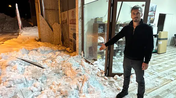 Tonlarca kar çöktü! Camlar fırladı, hayat tehlikeye girdi