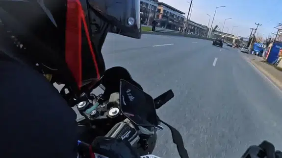 Aniden Şerit Değiştirdi, Kaza Kaçınılmaz Oldu! Kaza Anı Kameraya Böyle Yansıdı