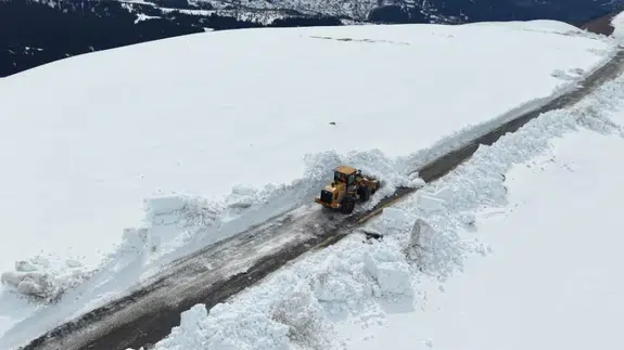 Bilbilan Yaylası Yolunda Karla Mücadele Sürüyor: Kar Kalınlığı 2 Metreye Ulaştı