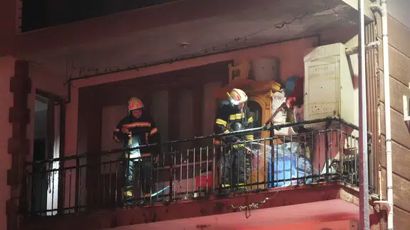 Mahalleliyi Korkutan Yangın! Balkondan Alevler Yükseldi