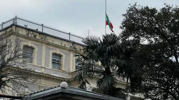 İstanbul’daki İran Başkonsolosluğu’nda yas, bayrak yarıya indirildi