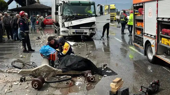 Yoldan geçiyordu… Devrilen direk canına mal oldu!