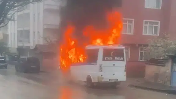 Kırıkkale’de yangın alarmı! Minibüs cayır cayır yandı