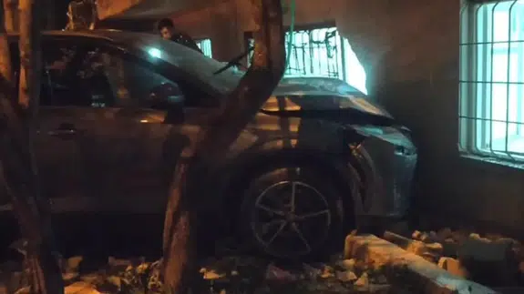 Kayseri'de faciadan dönüldü! Araç evin içine girdi