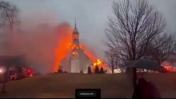 Quebec’te dehşet anları! 100 yıllık kilise yangın sonrası yerle bir oldu